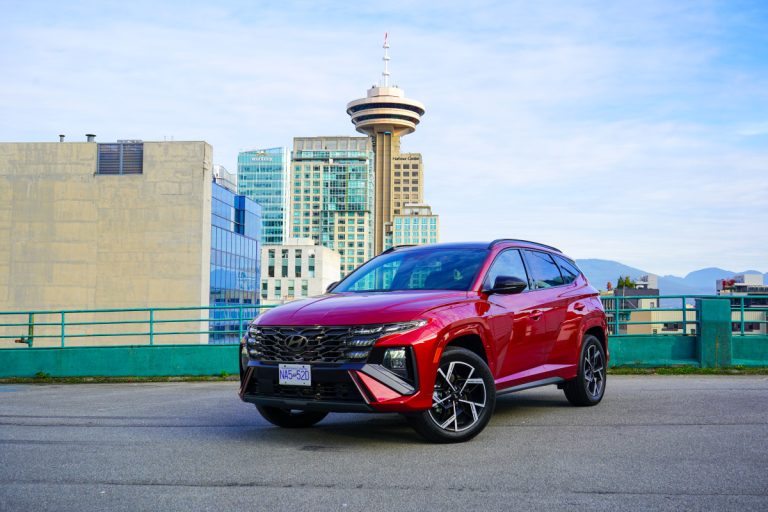 Toyota RAV4 GR Sport vs Hyundai Tucson N-Line : Pojedynek sportowych rodzin