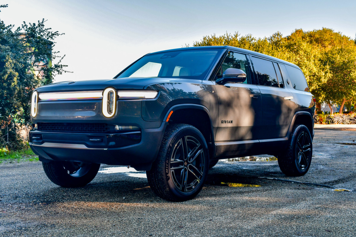 Rivian R1S Quad Motor 2026: SUV za 124 490 $, który robi wrażenie