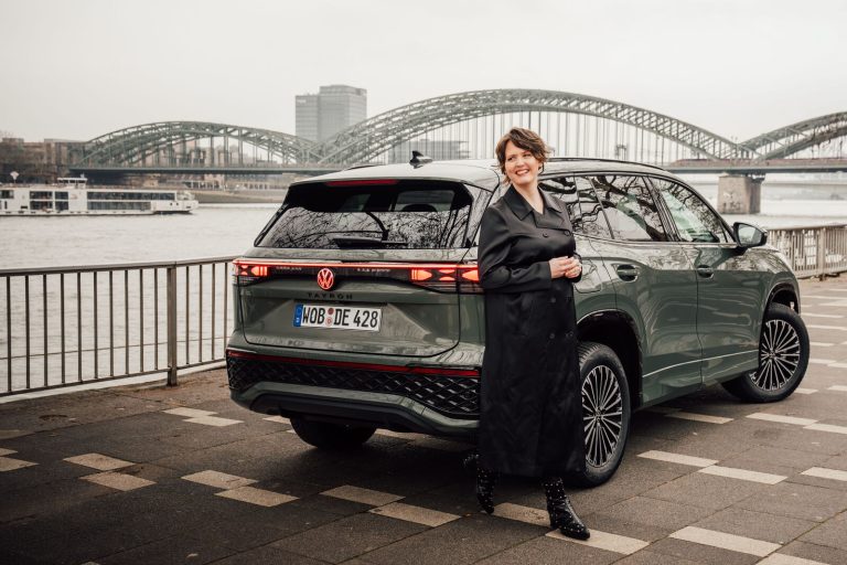 Volkswagen: Emily Cox, nowa ambasadorka o nieodpartym uroku
