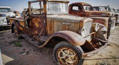 Odkrywanie klasycznych ciężarówek w Desert Valley Auto Parts