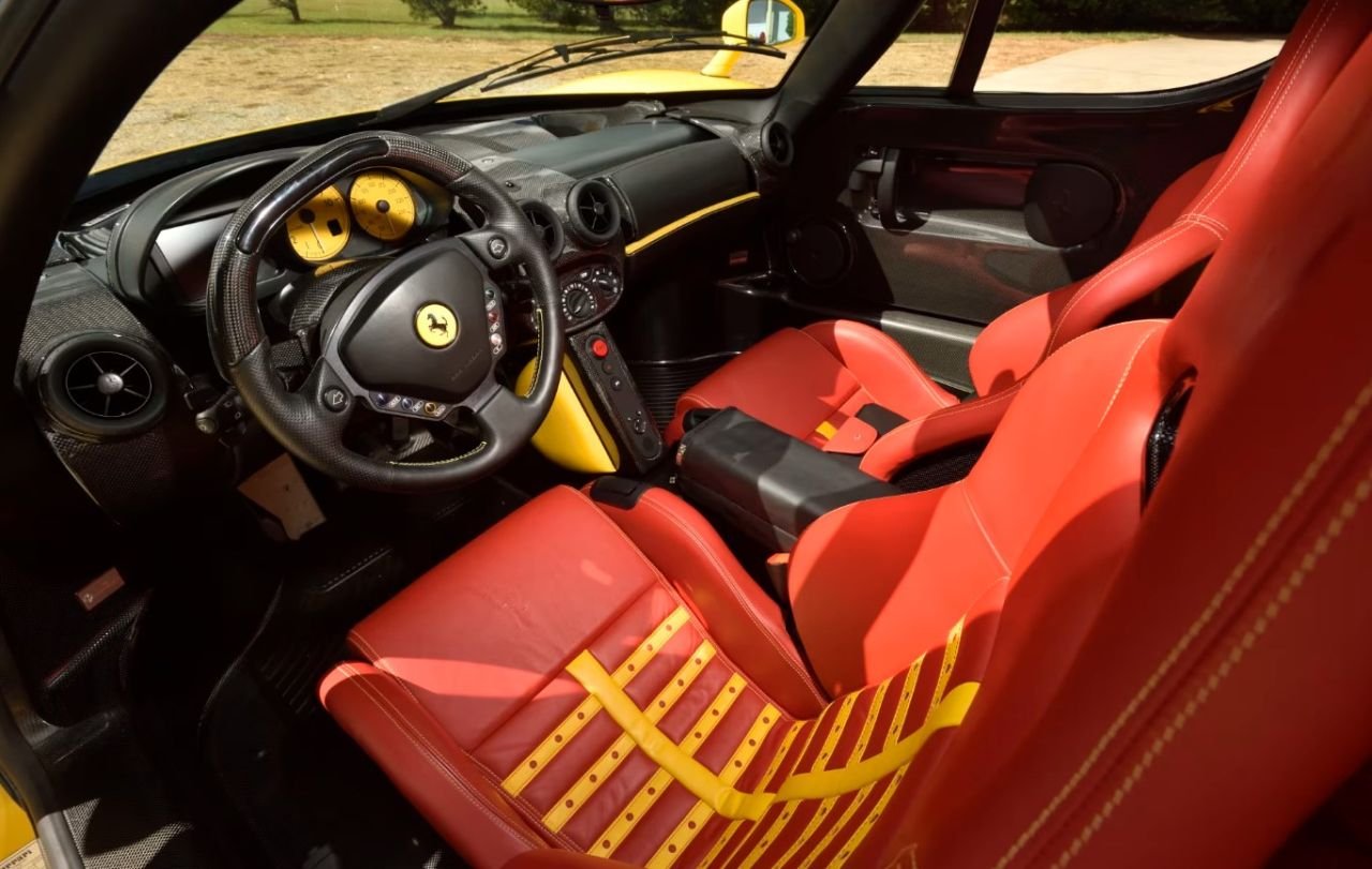 Żółta Ferrari Enzo pobija rekordy aukcyjne za 17,9 miliona dolarów.
