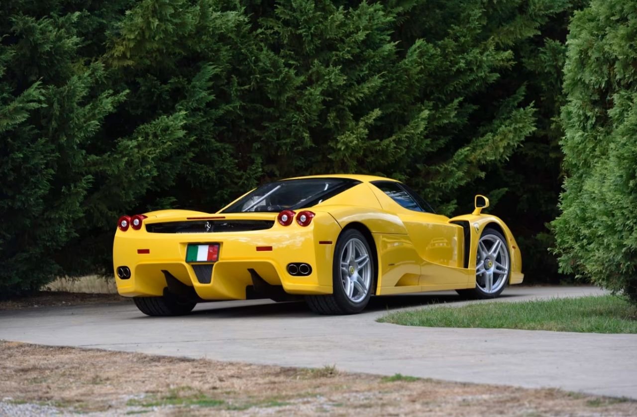 Żółta Ferrari Enzo pobija rekordy aukcyjne za 17,9 miliona dolarów.