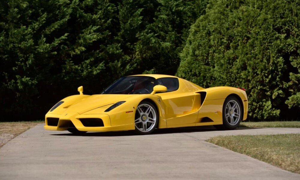 Żółta Ferrari Enzo pobija rekordy aukcyjne za 17,9 miliona dolarów.