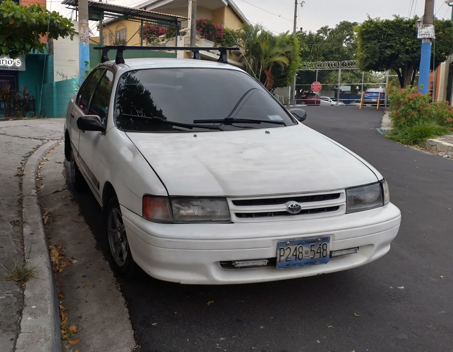 Toyota Tercel (1990-1994) : Mały sedan w sercu salwadorskiego pokoju