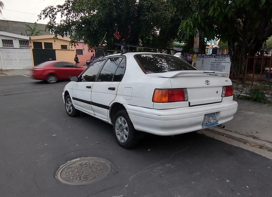 Toyota Tercel (1990-1994) : Mały sedan w sercu salwadorskiego pokoju