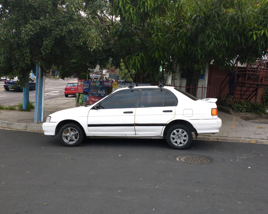 Toyota Tercel (1990-1994) : Mały sedan w sercu salwadorskiego pokoju