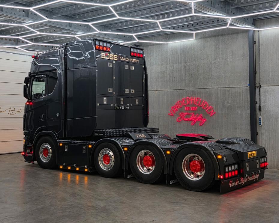 Scania 770S V8: Potwór na Drodze w Służbie Boss Machinery