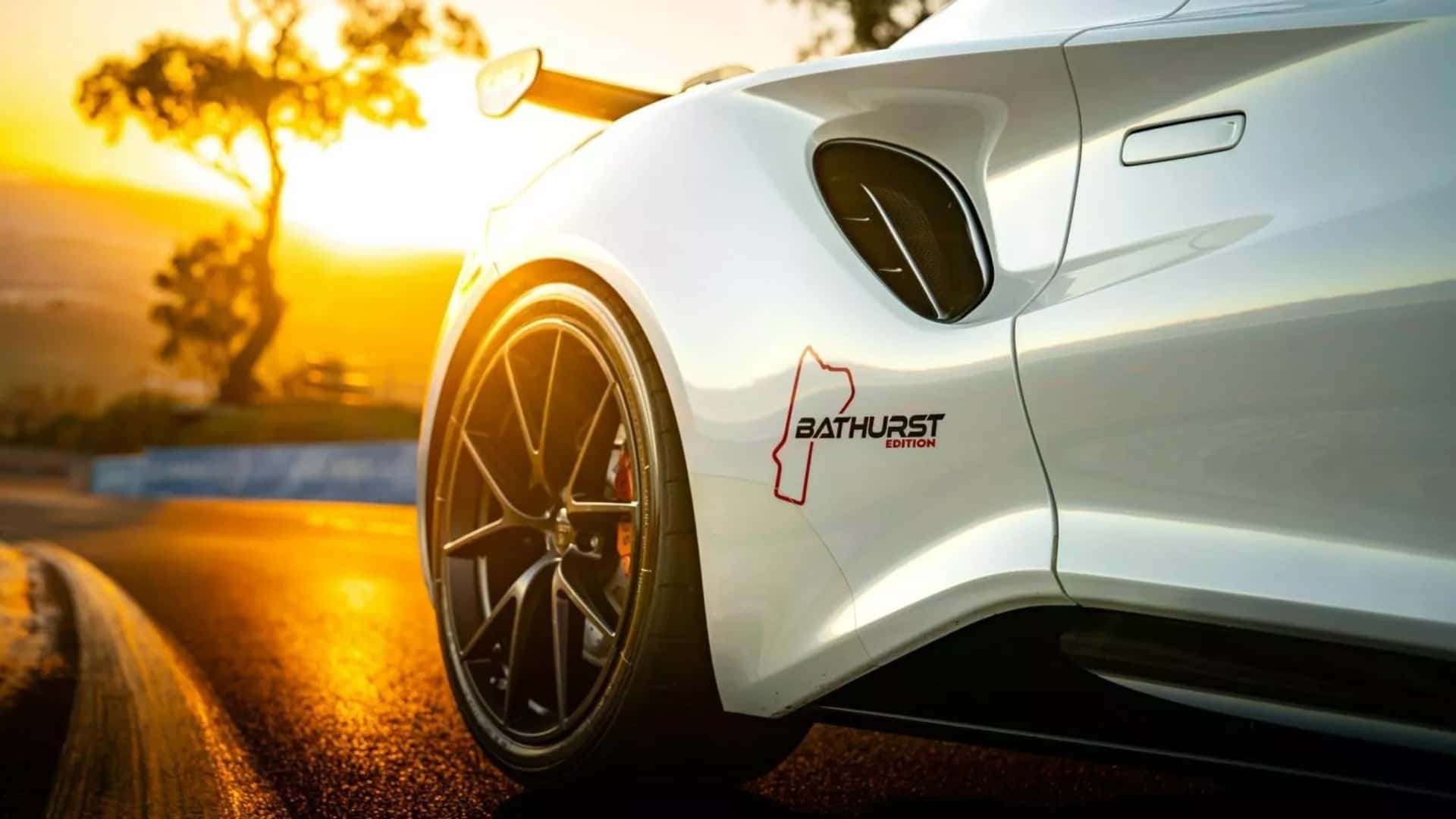 Lotus Emira Turbo Bathurst Edition: ryzykowny ruch, by przyciągnąć pasjonat&oacute;w