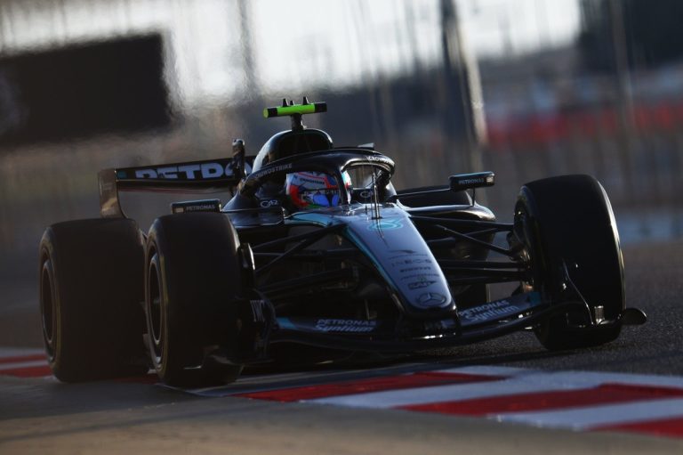 Mercedes na czołowej pozycji: Aston Martin w technicznych tarapatach
