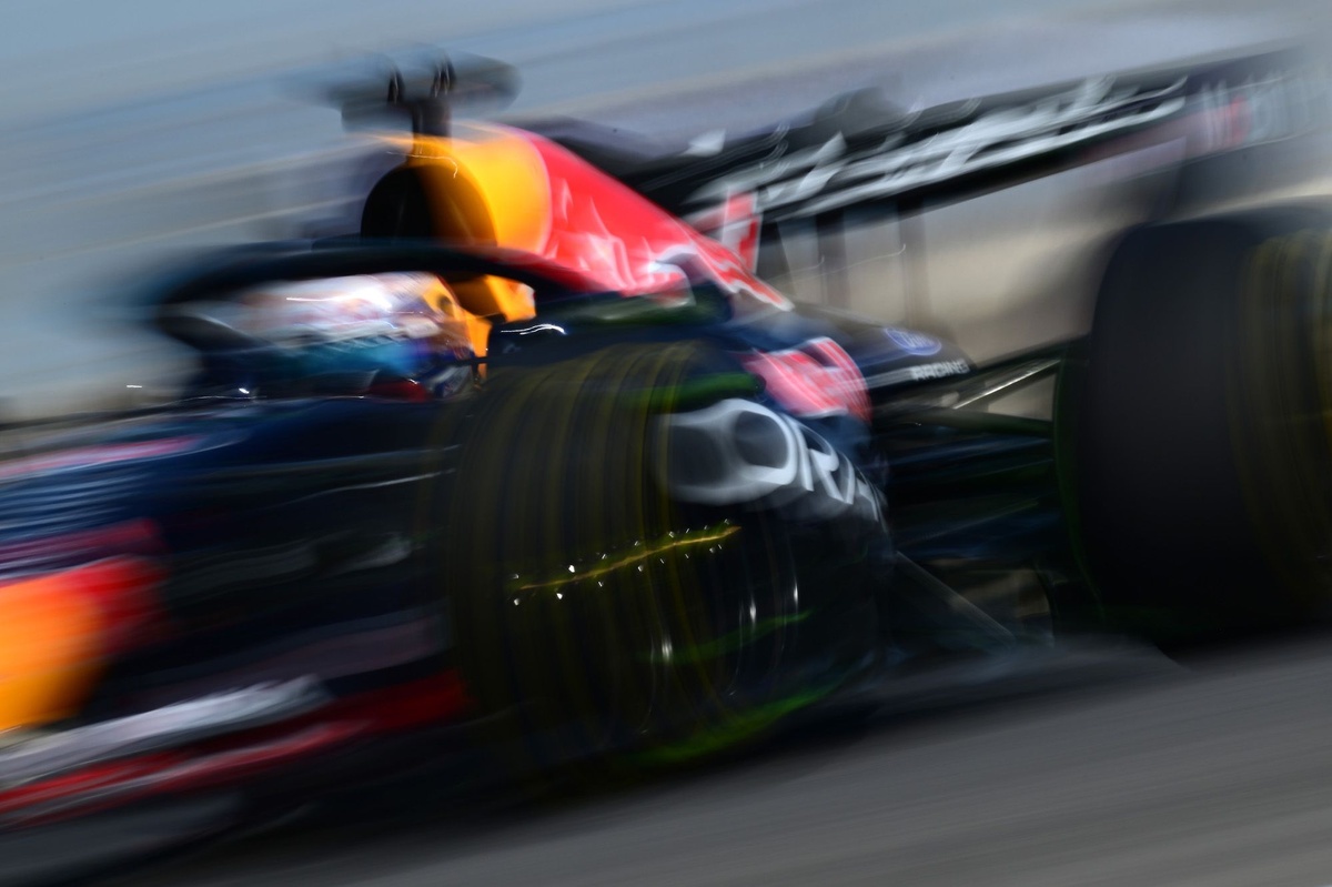 Red Bull na czołowej pozycji: śmiała strategia Verstappena w obliczu konku…