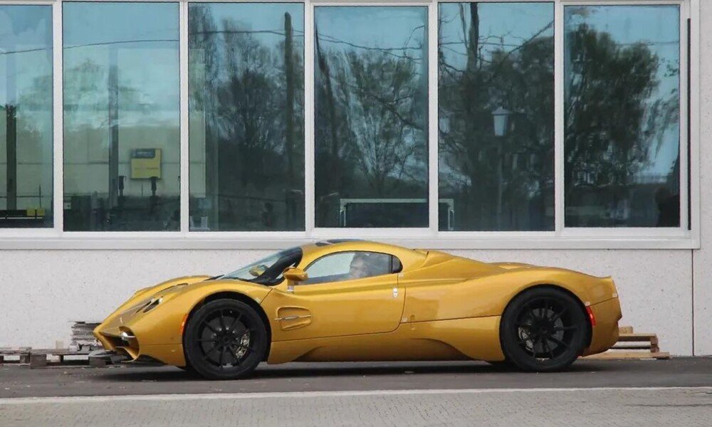 Pagani prezentuje unikalną Utopię z reflektorami Huayra R