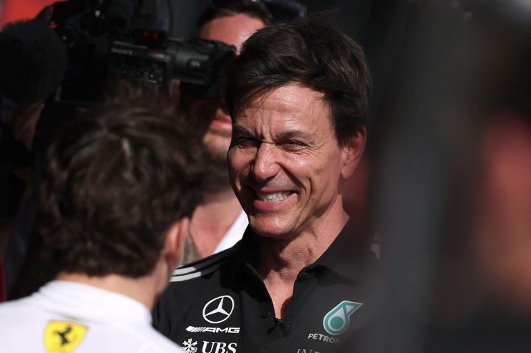 Wolff Priorytetyzuje Opinię Kibiców w Obliczu Nowych Wyzwań F1