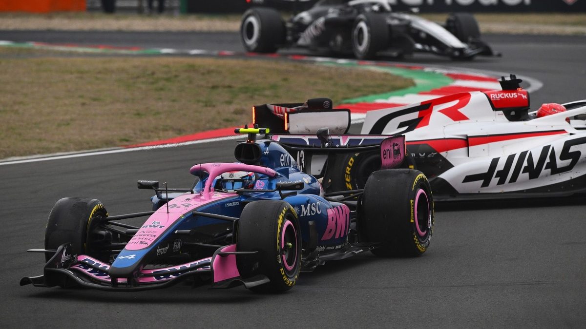 Haas F1 w tarapatach? Alpine odrabia straty i walczy o środek stawki