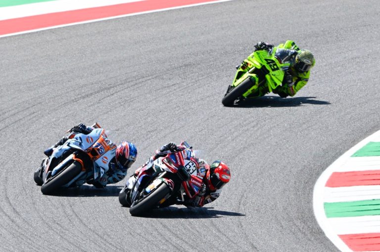 MotoGP: Bagnaia ledwo obronił podium na Mugello. O włos od porażki w…