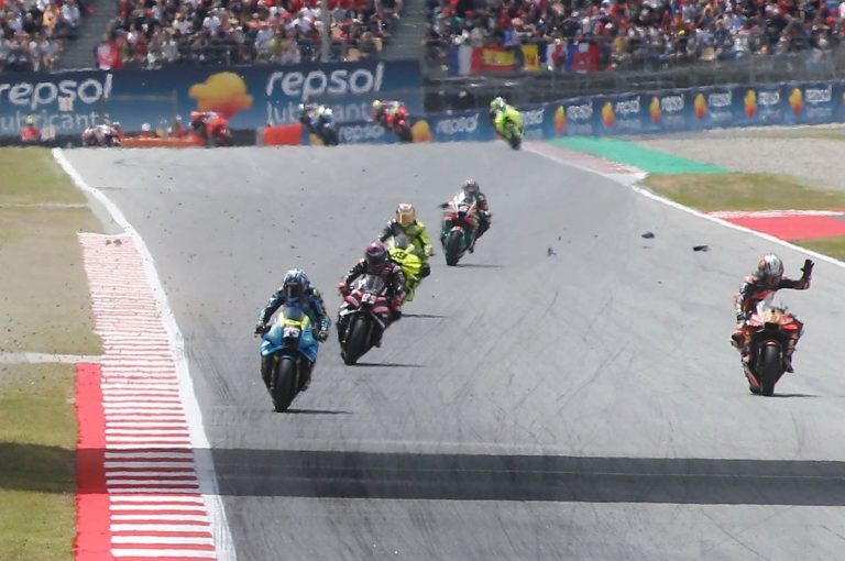 KTM dement powiązania awarii w Barcelonie. Czy motocykle MotoGP są zbyt…
