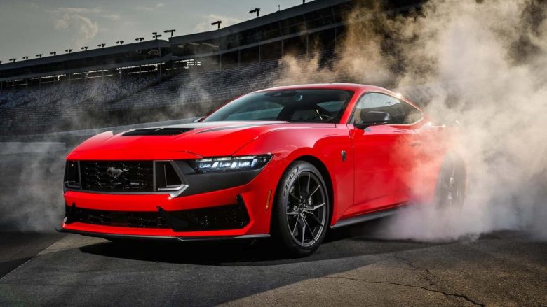 Ford Mustang z czterema drzwiami i silnikiem spalinowym? Amerykanie…