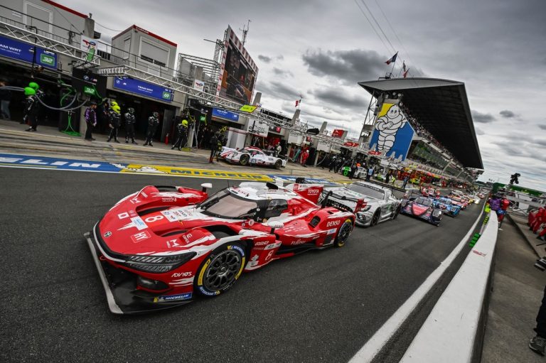 Toyota GR010 Hybrid przejmuje prowadzenie w Le Mans. Ferrari pod presją…