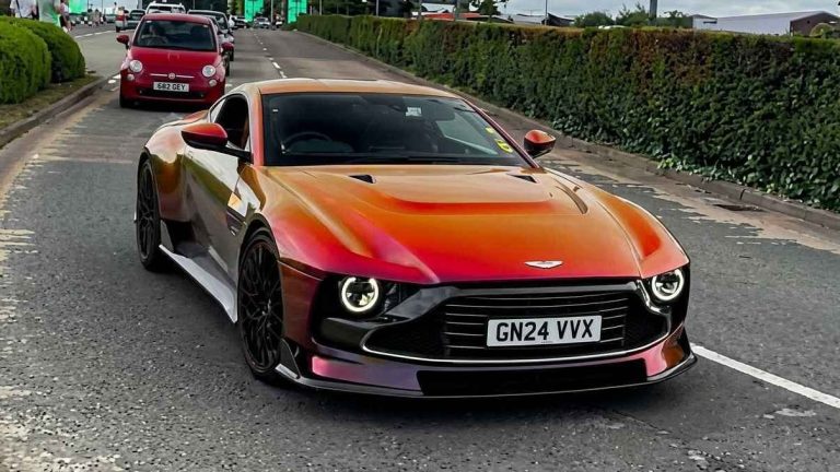 Aston Martin Valour w lakierze Andromeda Red – wizualna uczta dla koneserów