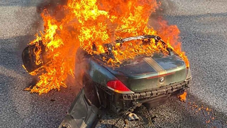BMW Serii 6 Cabriolet stanął w płomieniach na autostradzie w Singapurze…