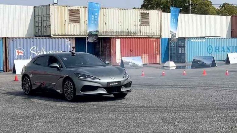Denza Z9: Elektryczna limuzyna z Chin potrafi dryfować sama